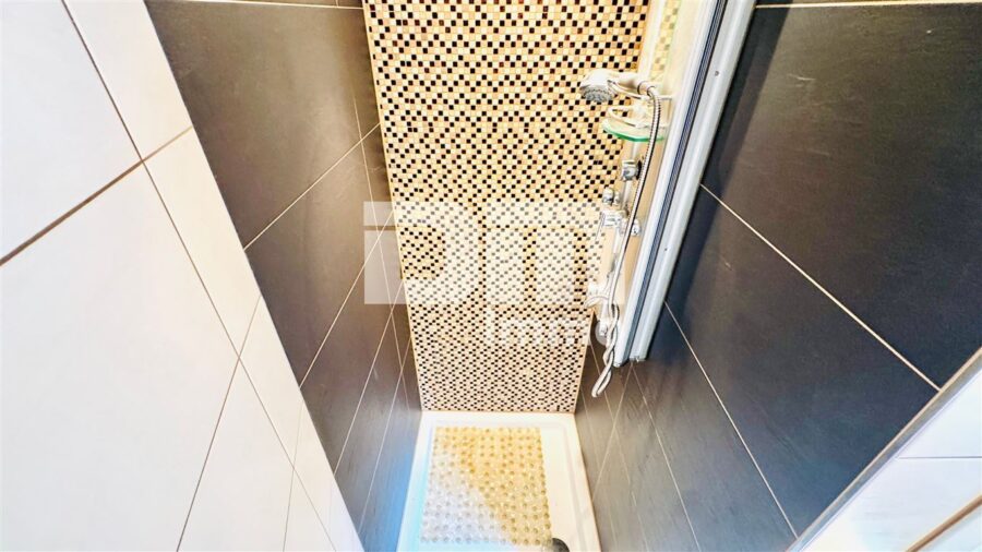 Schönes Wohnhaus mit Doppelgarage, Terrasse und Nebengelass in Traumlage - OG / DG Badezimmer Wanne / Dusche / Hantuchwärmer
